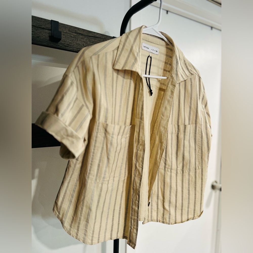 🚨PART OF 4 for 15🚨
 add 4 to bundle Lefties European throw over shirt S